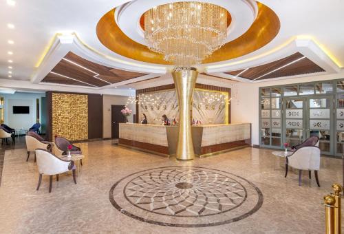 埃里温国家大酒店的酒店大堂设有大型金色吊灯