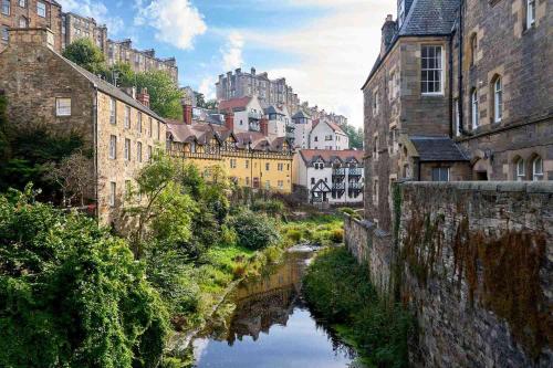 爱丁堡Safestay Edinburgh Cowgate的城市中一条有建筑物的河流