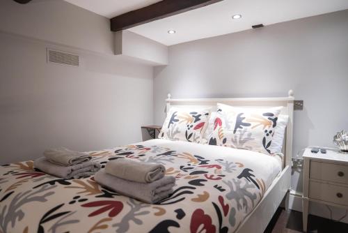 昂蒂布GuestReady - Charming Retreat in Antibes的一间卧室配有带毛巾的床