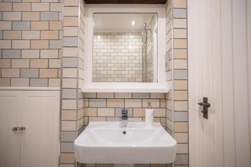 昂蒂布GuestReady - Charming Retreat in Antibes的浴室设有白色水槽和镜子