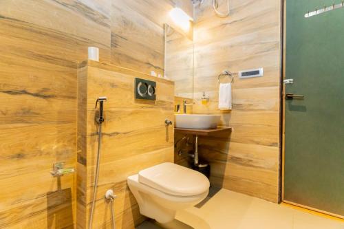 乌代浦Banjara Hills Jungle Lodge的一间带卫生间和水槽的浴室