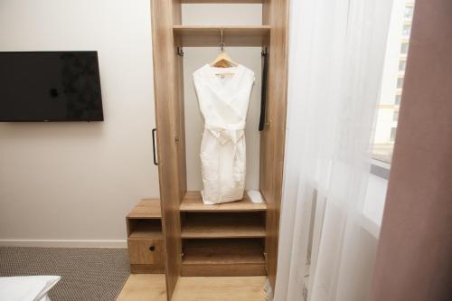 阿斯塔纳Отель Asyl的挂在房间门上的白色连衣裙