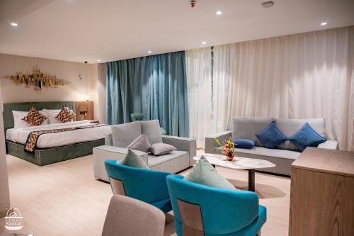 MātigaraTHE GRAND CASA HOTEL BANQUET SPA的酒店客房设有床和客厅。