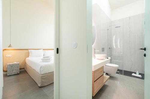 AnissóGuestReady - Quinta Leitão 3的一间带床、水槽和卫生间的浴室