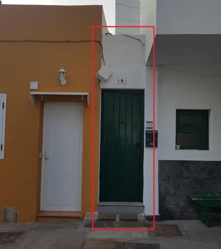 圭马尔La Bajada的两扇门旁边的绿色门