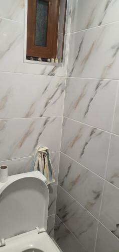 RazgradНощувки вип класа的白色的浴室设有卫生间和镜子