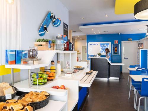 马德里马德里拉斯本塔斯宜必思快捷酒店的一间拥有蓝色墙壁和面包柜台的面包店