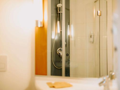 索非亚Ibis Sofia Airport Hotel的带淋浴的浴室