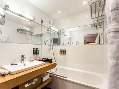 普罗旺斯艾克斯Grand Hôtel Roi René Aix en Provence Centre - MGallery的白色的浴室设有水槽和淋浴。