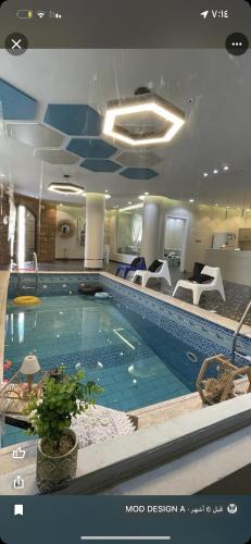 Al Ḩawīyahشقة مفروشة فاخرة的在酒店房间的一个大型游泳池
