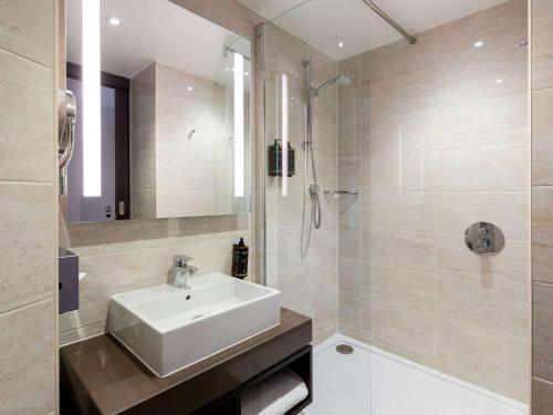 爱丁堡爱丁堡干草市场美居酒店的浴室配有白色水槽和淋浴。