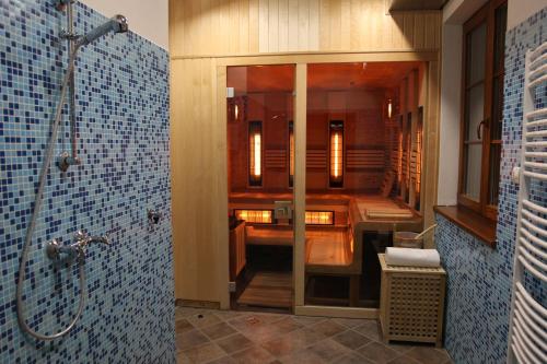 波罗瓦拉达Wellness Penzion Gabreta的带淋浴和浴缸的浴室
