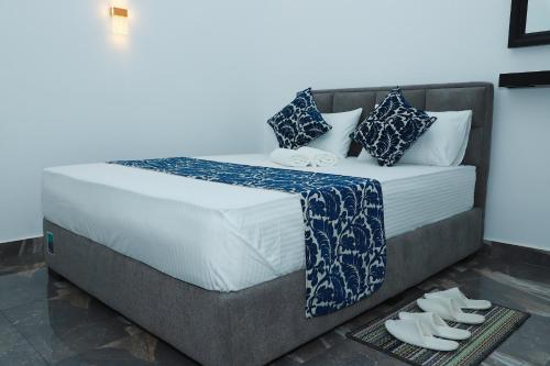 塞杜瓦Airport Colombo Pocket Paradise的地板上带鞋的房间的一张床位