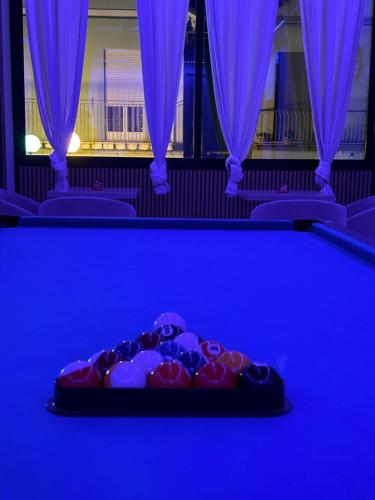 卡托利卡Hotel Sylva的一张蓝色桌子,上面有一盘球