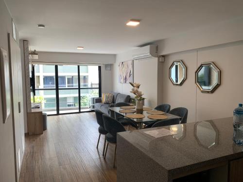 利马Apartamento en Miraflores con AC的客厅配有桌子和沙发