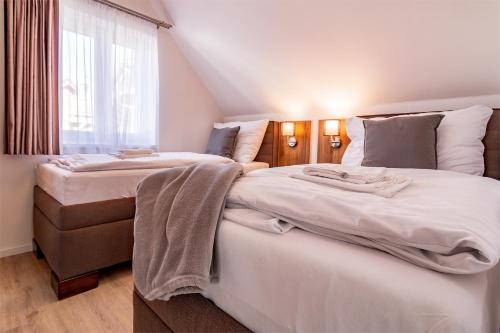弗林布尔克Lipno Village Houses的一间卧室设有两张床和窗户。