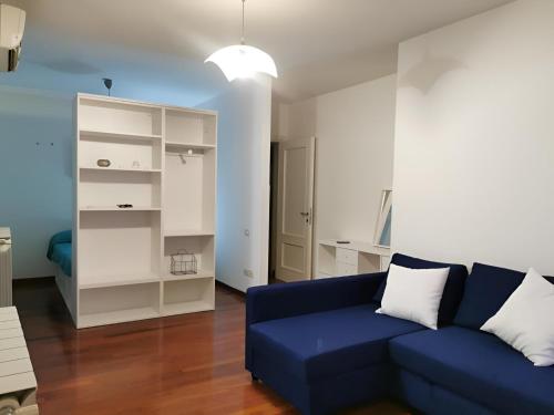 的里雅斯特Affittacamere Guerrero Rooms的客厅配有蓝色沙发和白色橱柜