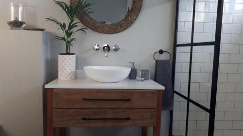 努尔德霍克Chapmans Corner Studio的木质梳妆台上带白色碗水槽的浴室