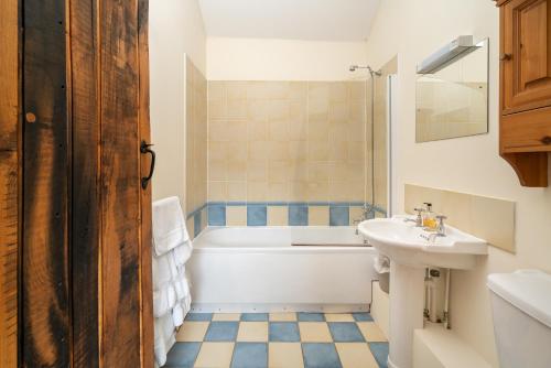BuckinghamshireMill Cottage的浴室配有白色浴缸和水槽