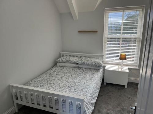 利兹Micklefield Lodge的白色的卧室设有床和窗户