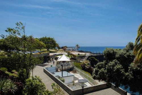 丰沙尔GuestReady - A sunny delight in Funchal的享有公园的背景海景