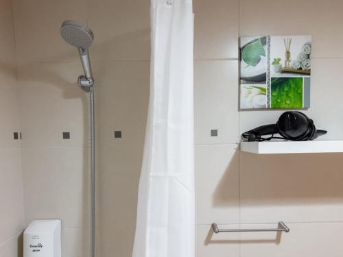 丰沙尔GuestReady - A sunny delight in Funchal的带淋浴和浴帘的浴室