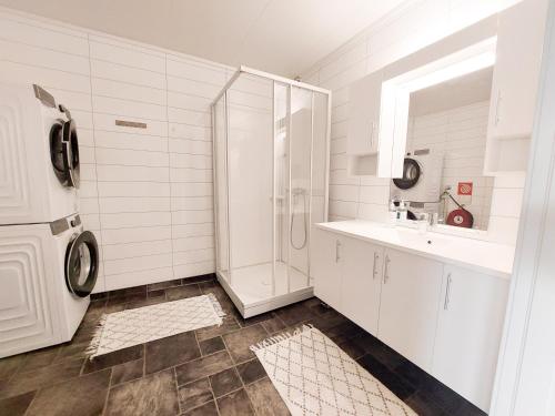 SkalandDestination Senja - Skaland的白色的浴室设有水槽和冰箱。