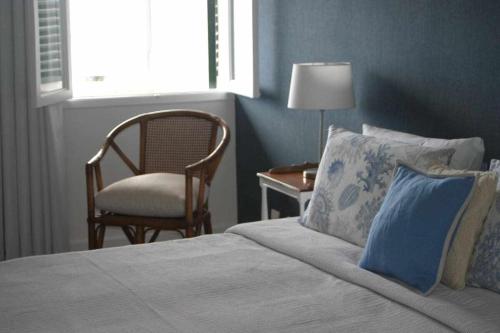 丰沙尔Lido Mar - Hotels area的卧室配有床、椅子和窗户。