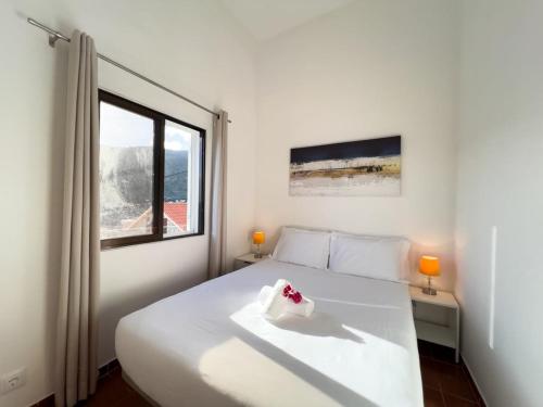 马希库GuestReady - Machico sea view residence - B的卧室配有白色的床和窗户。