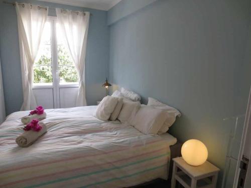 丰沙尔Barreirinha I-Near Cidade Velha, Vista de Ocean的一间卧室设有一张大床和窗户