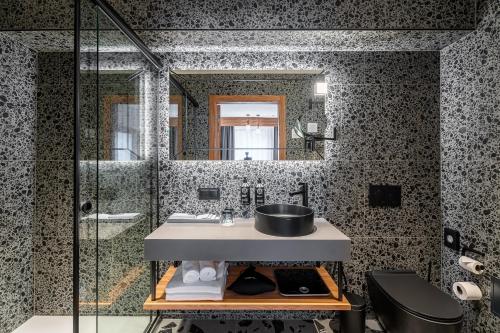 里加Aston Hotel Riga的一间带水槽和淋浴的浴室