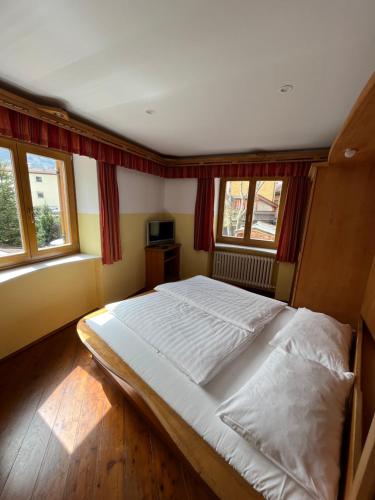 维皮泰诺goldenes kreuz的配有窗户的客房内的一张大床