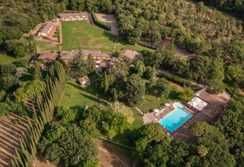 蒙特里久尼博尔戈圣路易吉酒店的享有大厦空中美景,设有游泳池