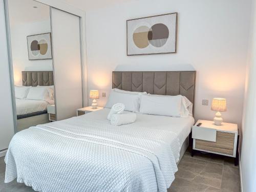 直布罗陀E1 Suites & Spa aparthotel style - Gym & Spa的卧室配有带毛巾的大型白色床