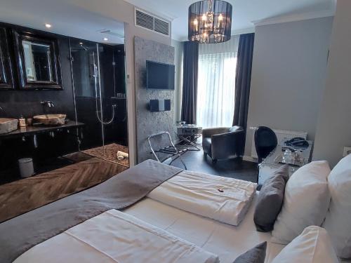 科隆莱茵布里克别墅酒店的一间带大床的卧室和一间浴室