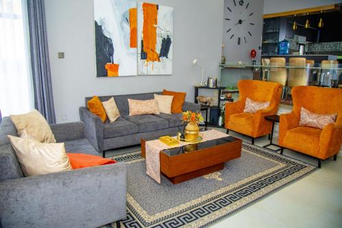 基加利Casablanca in Kigali的带沙发、椅子和咖啡桌的客厅