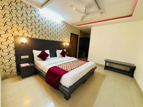 新德里Hotel Airport Stay - Near Terminal 3的一间卧室,卧室内配有一张大床