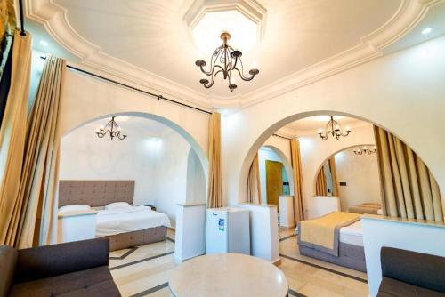 哈马马特Hôtel Dar Mhana的酒店客房,配有一张床和两面镜子