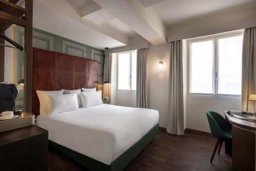 罗马Maison Roma Piazza di Spagna UNA Esperienze的酒店客房带大型白色床和窗户。