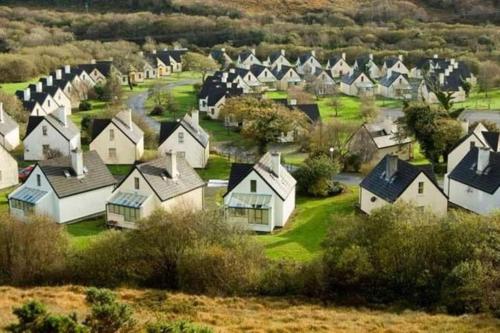 克利夫登Clifden Glen Cottage的享有村庄的空中景致,设有房屋