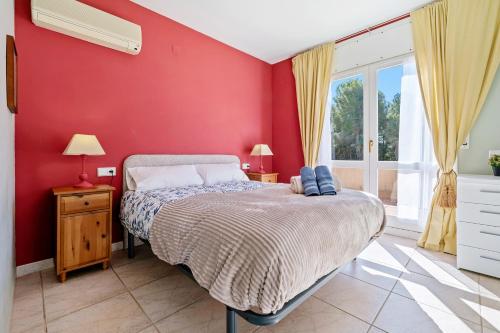 迈阿密普拉特亚Al Alba的卧室设有红色的墙壁和一张床