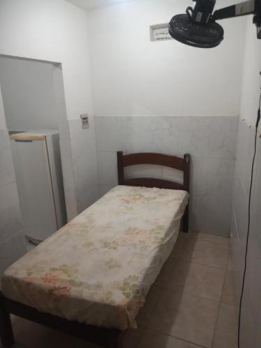 马卡埃Residencial Barbosa 103的一间小卧室,卧室内配有一张床铺