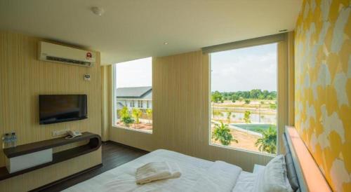 马六甲Riverfront Melaka Hotel的酒店客房设有一张床和一个大窗户