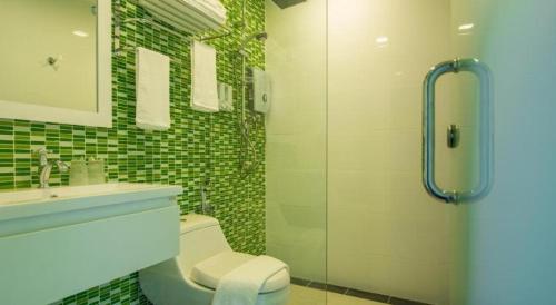马六甲Riverfront Melaka Hotel的带淋浴、卫生间和盥洗盆的浴室
