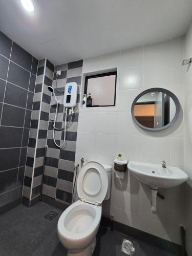 怡保Manhattan Condomium Water Park Land @ Ipoh的一间带卫生间和水槽的浴室