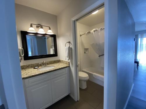 哈瓦苏湖城WorldMark Havasu Dunes的一间带水槽、卫生间和镜子的浴室