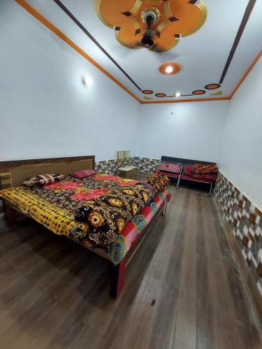 巴雷利Sanjay resort and hotel的一张位于带天花板的客房内的大床