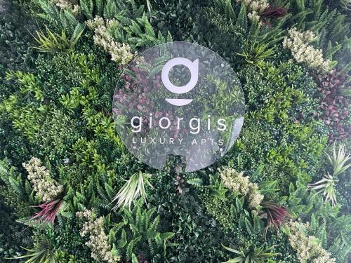 阿依纳帕Giorgis Luxury Apartments的花卉园地的标志