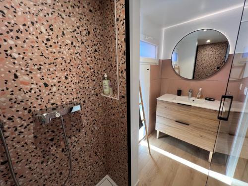 La Motte-dʼAiguesPaisible gîte moderne avec vue sur le Luberon的带淋浴、盥洗盆和镜子的浴室
