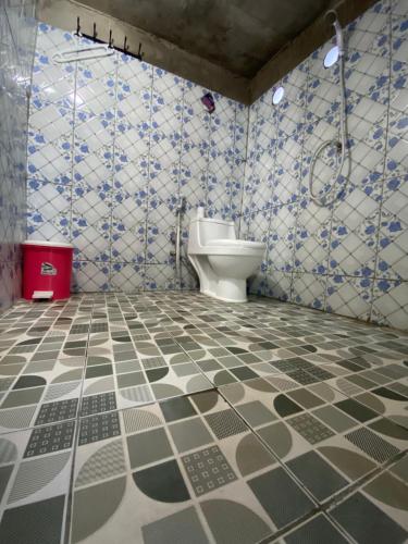 KomodoDua Putri Komodo Homestay的一间带卫生间的浴室和瓷砖地板。